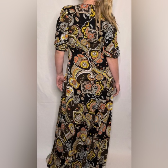 Multicolor dress.feels like silk/spandex mix. model is size s/m - Picture 2 of 4